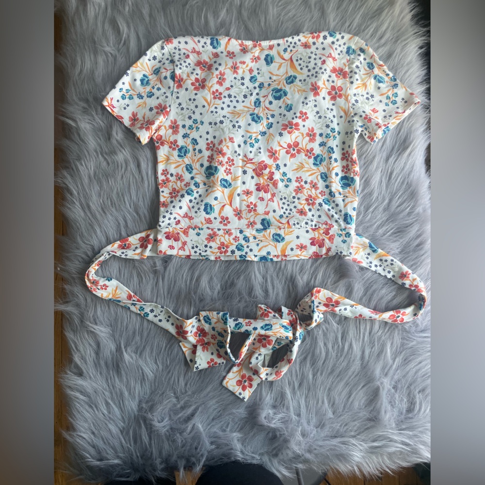 ☀️Cropped Forever 21 floral top with tie - Picture 2 of 2
